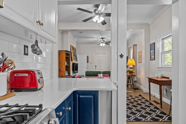 Køleskab, mikrobølgeovn, ovn, kogeplade