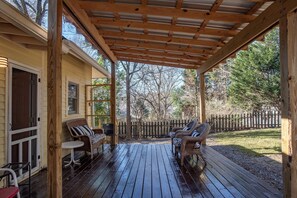 Terrace/patio - Lenoir Cottage w/ covered patio and fire pit! (Athens)