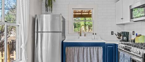 Jääkaappi, mikroaaltouuni, uuni, liesi