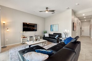 Appartement (Fireworks @ Night -Storey Lake by Shi) | Exterieur