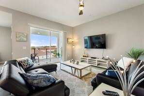 Appartement (Fireworks @ Night -Storey Lake by Shi) | Exterieur