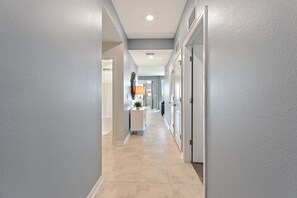 Apartment (Decadent Penguin - Storey Lake by Shi) | Außenbereich