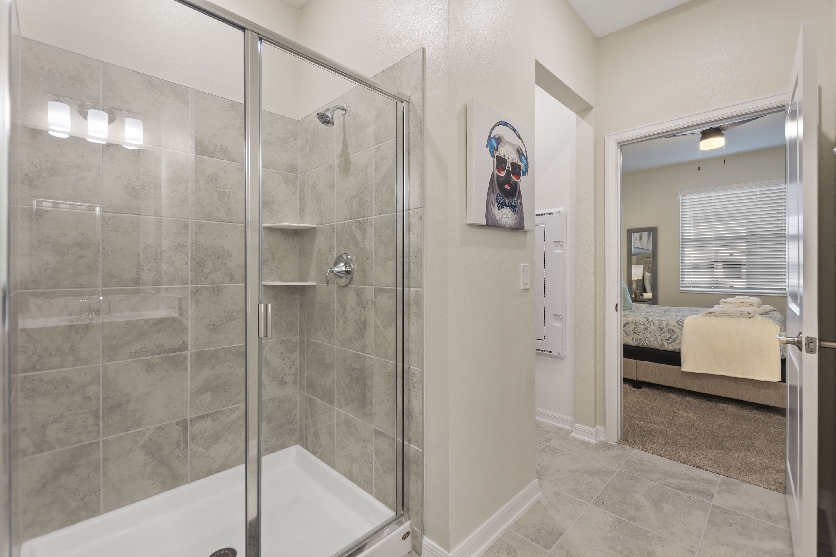 Une salle de bain moderne dotée d’une douche à parois de verre, d’une baignoire et d’un espace de douche à l’italienne.