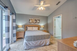 4 bedrooms, iron/ironing board, free WiFi, bed sheets - Spacious 4 bedroom, 3 bath Davenport vacation pool home (Davenport)