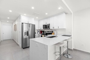 Refrigerador, microondas, horno, placa de cocina