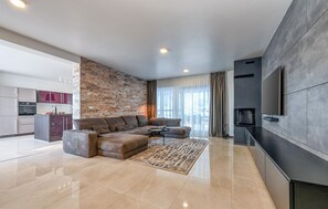 Smart TV, chimenea y tenis de mesa 