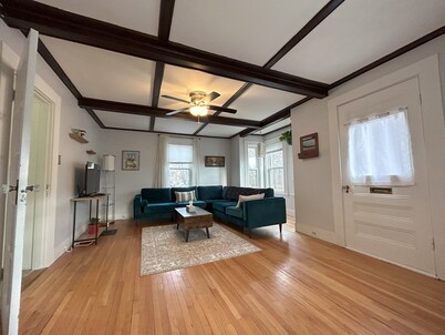 Cozy two bedroom house in the heart of Gloucester