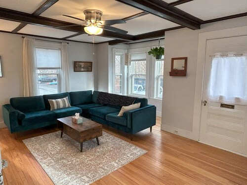 Cozy two bedroom house in the heart of Gloucester