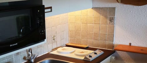 冷蔵庫、電子レンジ、調理器具と食器