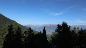 A mountainous landscape with dense forest in the foreground and distant mountains under a clear sky. - STUDIO N° 0309 LE CAIRN (LES ORRES)