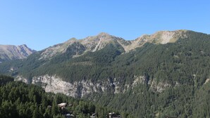 Un paisaje montañoso con cielo despejado.