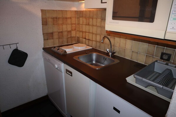 Fridge, microwave, dishwasher, cookware/dishes/utensils
