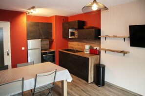 Kühlschrank, Mikrowelle, Ofen, Kochgeschirr/Geschirr/Besteck