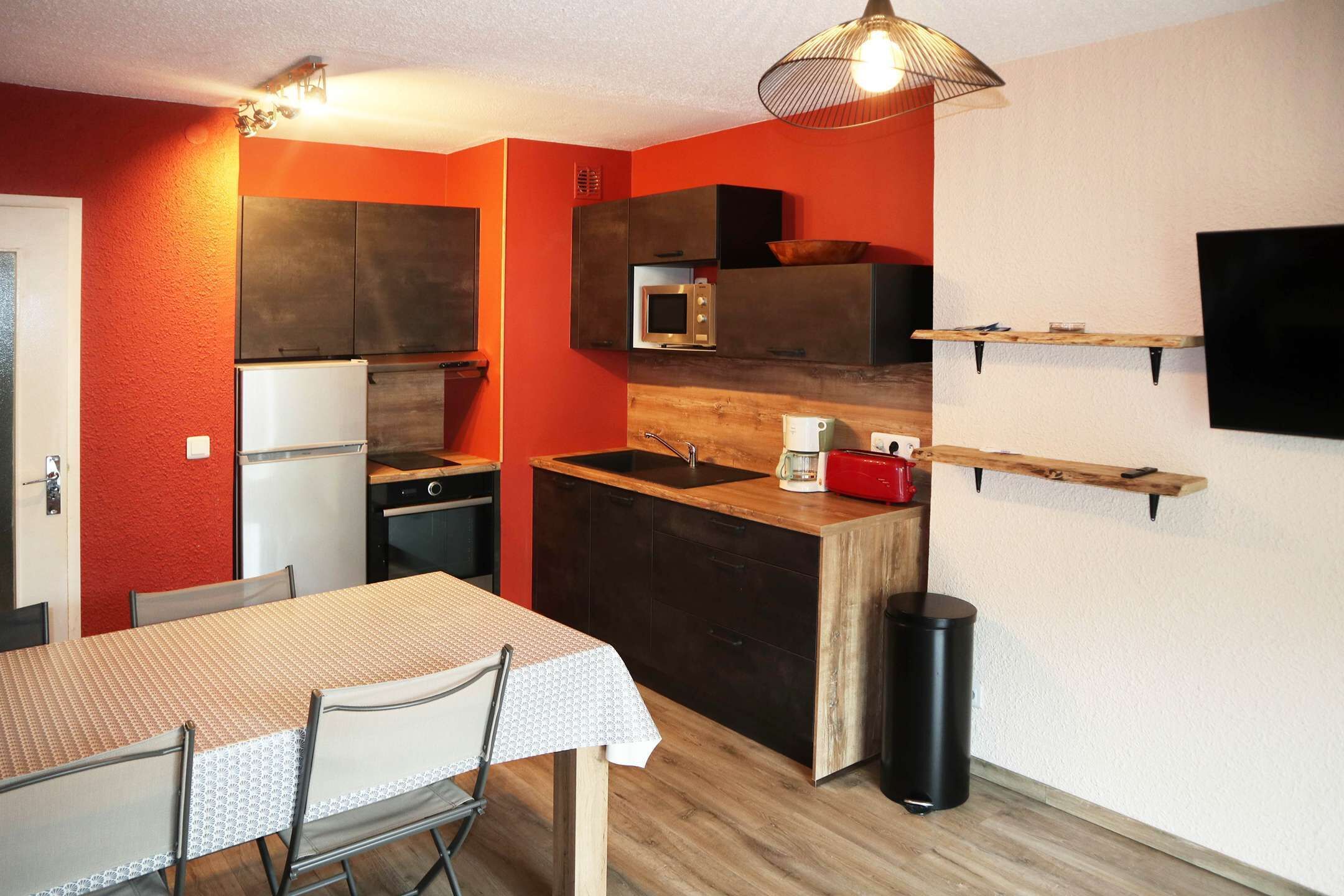 Frigorífic, microones, forn i utensilis de cuina, vaixella i coberteria 