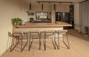 Réfrigérateur, four, plaque de cuisson, lave-vaisselle