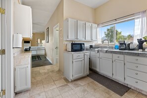 Réfrigérateur, micro-ondes, plaque de cuisson, cafetière/bouilloire