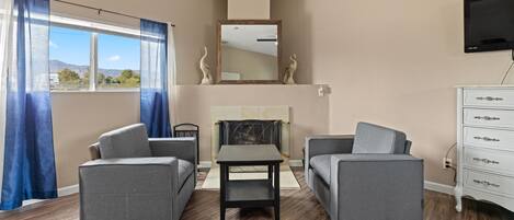 Télévision, cheminée, livres