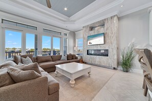 Een televisie en een open haard