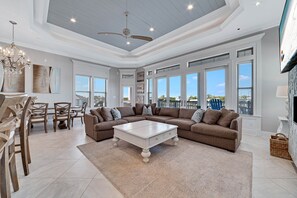 Een televisie en een open haard