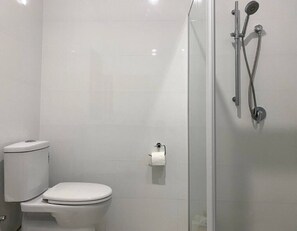 Douche, sĂšche-cheveux, serviettes fournies, savon