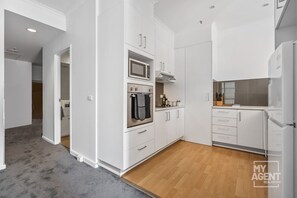 Køleskab, mikrobølgeovn, ovn, kogeplade