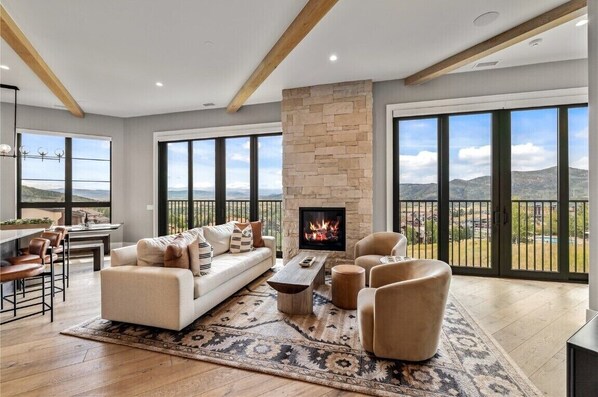 Télévision, cheminée