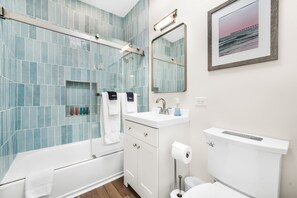Hair dryer, towels, soap, shampoo - Beachside Retreat: large studio in the heart of PB - Steps to the beach with A/C (San Diego)