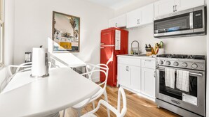 Cafetera/tetera, refrigerador, microondas, horno