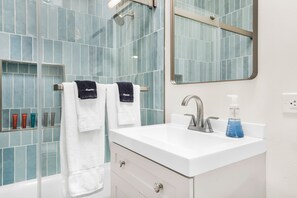 Hair dryer, towels, soap, shampoo - Beachside Retreat: large studio in the heart of PB - Steps to the beach with A/C (San Diego)