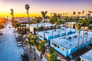 Exterior - Beachside Retreat: large studio in the heart of PB - Steps to the beach with A/C (San Diego)