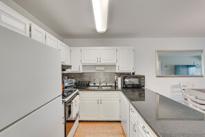 Fridge, microwave, stovetop, dishwasher - Panama City Beach Bay Point Condo: Close to Golf! (Panama City Beach)