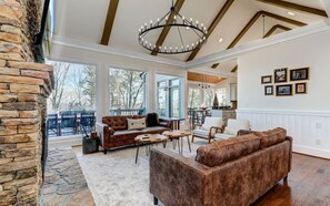 Fernseher, Kamin, Videospiele, Tischtennisplatte