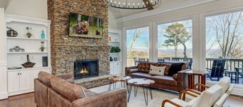 McElroy Manor - Luxury and comfort in Big Canoe!