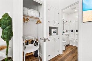 Hair dryer, towels, soap, shampoo - Pacific Beach Bungalow - Luxe Studio - Sleeps5 - Steps2Sand - Heart of PB w/ A/C (San Diego)