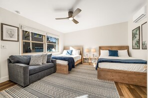 Travel cot, free WiFi, bed sheets