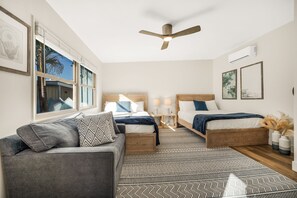 Travel cot, free WiFi, bed sheets - Pacific Beach Bungalow - Luxe Studio - Sleeps5 - Steps2Sand - Heart of PB w/ A/C (San Diego)