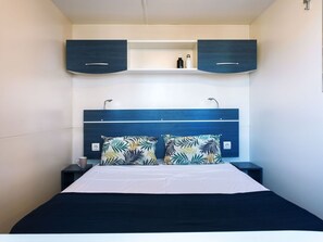 A bedroom with a bed, two nightstands, a headboard, and two cabinets above the bed. - Beautiful apartment in villa for 4 guests with pool, A/C, WIFI, TV and patio (Ca' Savio)