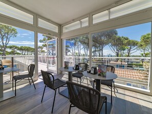 Outdoor dining - Lovely apartment in villa for 4 guests with pool, A/C, WIFI, TV and terrace (Ca' Savio)