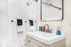 Secador de cabelo, toalhas de banho, sabonete, shampoo