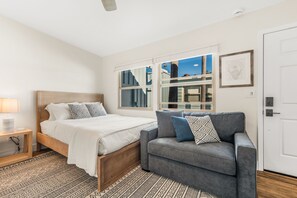 Travel cot, WiFi, bed sheets