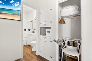 Hair dryer, towels, soap, shampoo - Pacific Beach Retreat in Heart of PB - Luxe Studio - Sleeps 5 w/ A/C  (San Diego)
