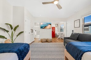 Travel crib, WiFi, bed sheets