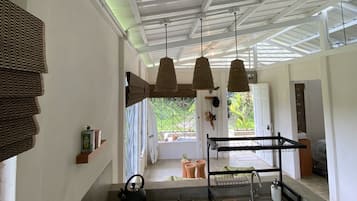 Réfrigérateur, four, cafetière/bouilloire, bouilloire électrique