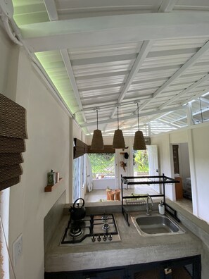 Fridge, oven, coffee/tea maker, electric kettle