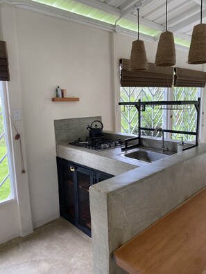Fridge, oven, coffee/tea maker, electric kettle