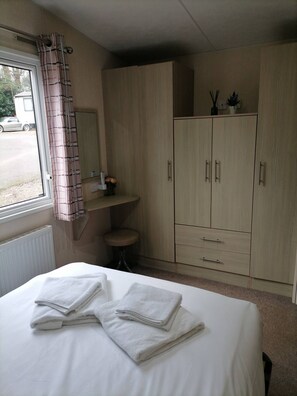 3 عدّة غرف نوم وسرير سفر وواي فاي مجانًا وملاءات أسرّة