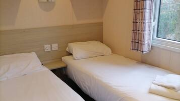 3 bedrooms, travel crib, internet, bed sheets