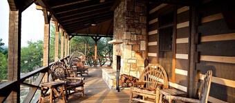 Selah Springs Ranch- Large Family Reunion/Retreat Ranch on the River- Sleeps 60