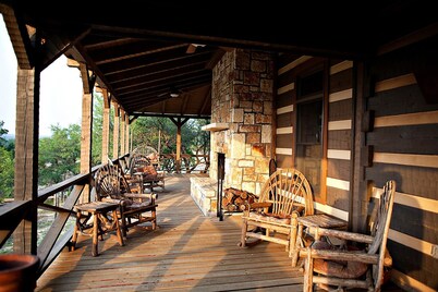 Selah Springs Ranch- Large Family Reunion/Retreat Ranch on the River- Sleeps 60