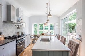 冷蔵庫、電子レンジ、オーブン、食器洗い機